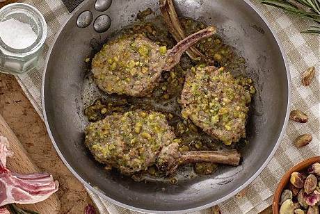 Ricette di Pasqua: costolette d'agnello in crosta di pistacchi