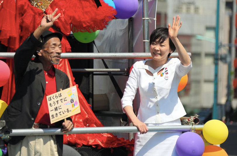 Akie Abe, first lady del Giappone, al gay pride di Tokyo