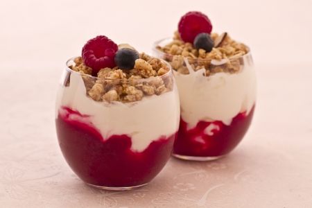 Ricetta di dolci: coppette allo yogurt con salsa ai frutti di bosco