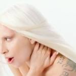 Lady Gaga ritoccata con Photoshop nella pubblicità Versace01