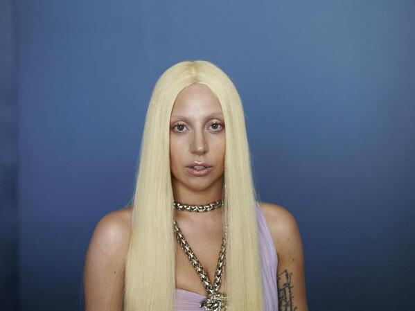 Lady Gaga ritoccata con Photoshop nella pubblicità Versace02