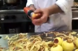 Lo chef che sbuccia le mele col trapano (video)