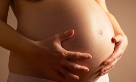 Parto cesareo aumenta il rischio di allergie nei bimbi
