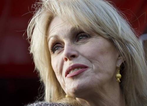 Joanna Lumley controcorrente: "Una pacca sul sedere? Non è violenza!"