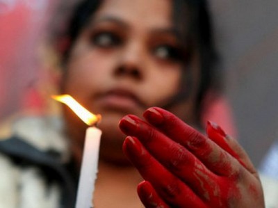 India, politico: "Donne stuprate? Vanno impiccate insieme a stupratore"