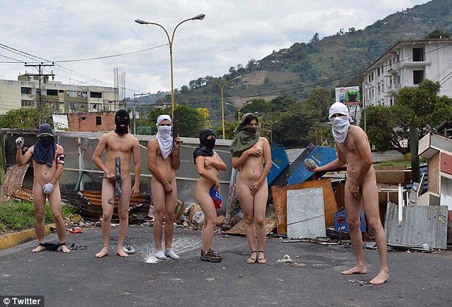 Venezuela, studenti nudi su Twitter02