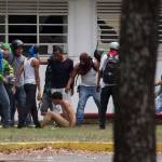 Venezuela, studenti nudi su Twitter01