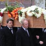 Camilla Parker Bowles non trattiene le lacrime al funerale del fratello10