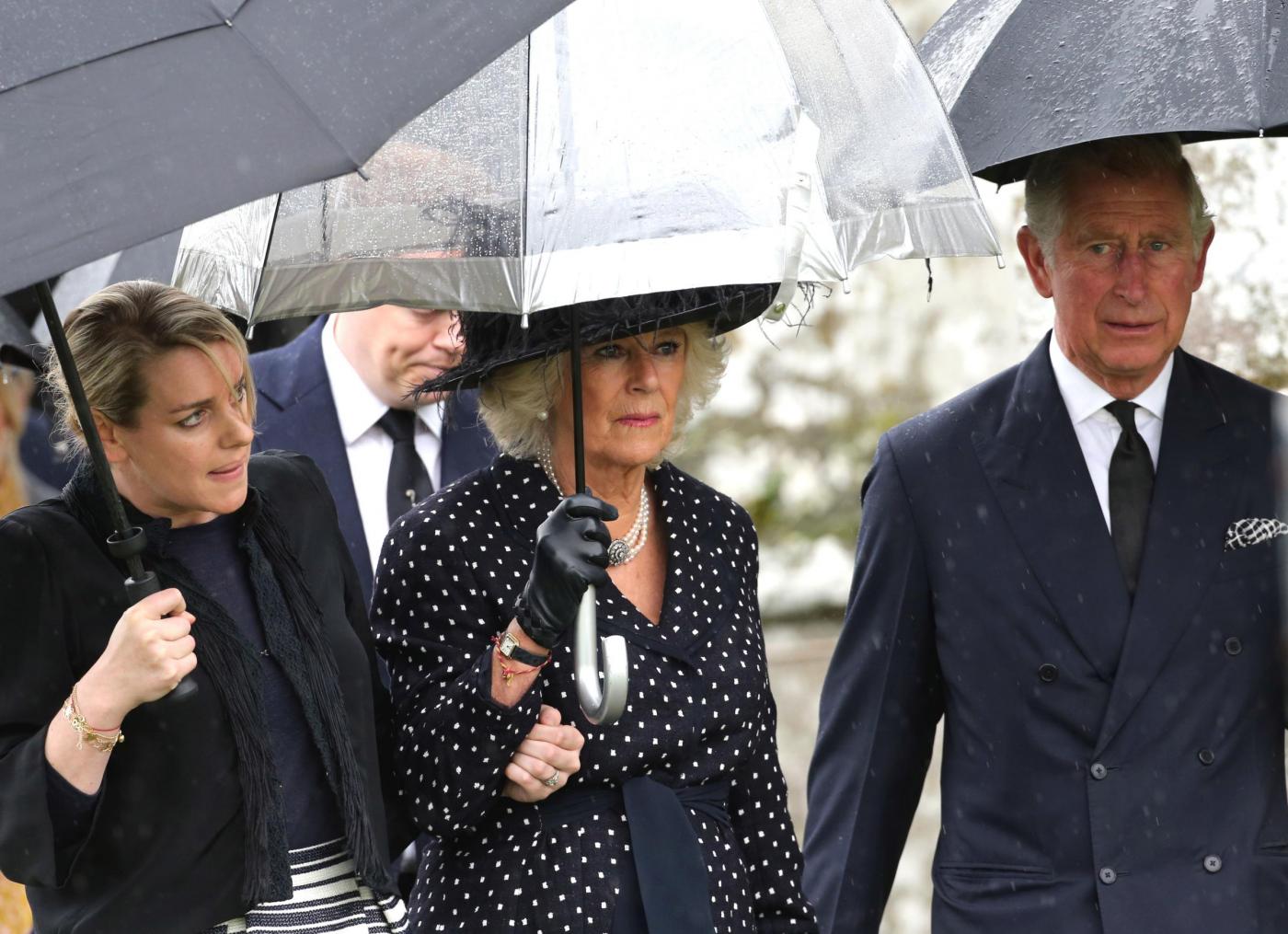 Camilla Parker Bowles non trattiene le lacrime al funerale del fratello09