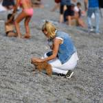 Michelle Hunziker in spiaggia con Sole e il barboncino Lilly05
