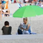 Michelle Hunziker in spiaggia con Sole e il barboncino Lilly04