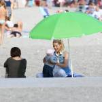Michelle Hunziker in spiaggia con Sole e il barboncino Lilly03