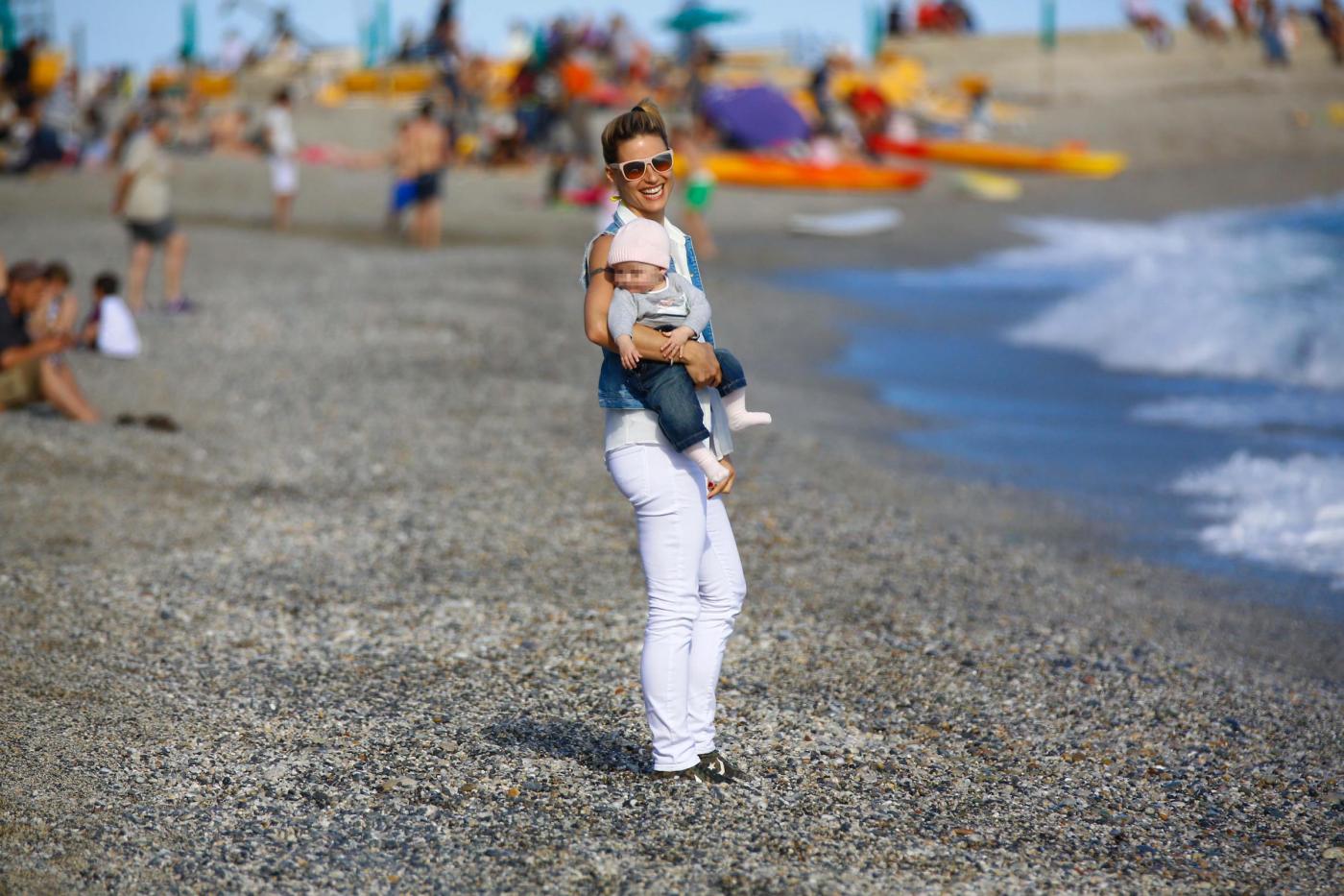 Michelle Hunziker in spiaggia con Sole e il barboncino Lilly09