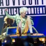 Miley Cyrus sul palco a Londra: "Drogatevi","fumate erba", "datevi bacio gay"07