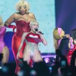 Miley Cyrus sul palco a Londra: "Drogatevi","fumate erba", "datevi bacio gay"06