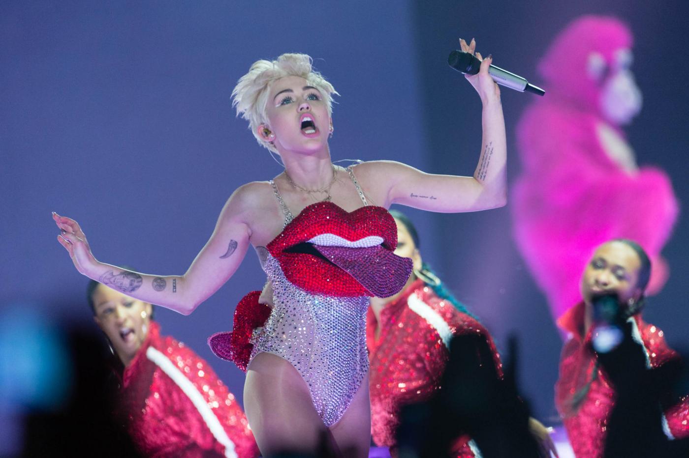 Miley Cyrus sul palco a Londra: "Drogatevi","fumate erba", "datevi bacio gay"02