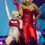 Miley Cyrus sul palco a Londra: "Drogatevi","fumate erba", "datevi bacio gay"16