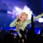 Miley Cyrus sul palco a Londra: "Drogatevi","fumate erba", "datevi bacio gay"01