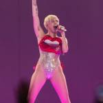Miley Cyrus sul palco a Londra: "Drogatevi","fumate erba", "datevi bacio gay"15
