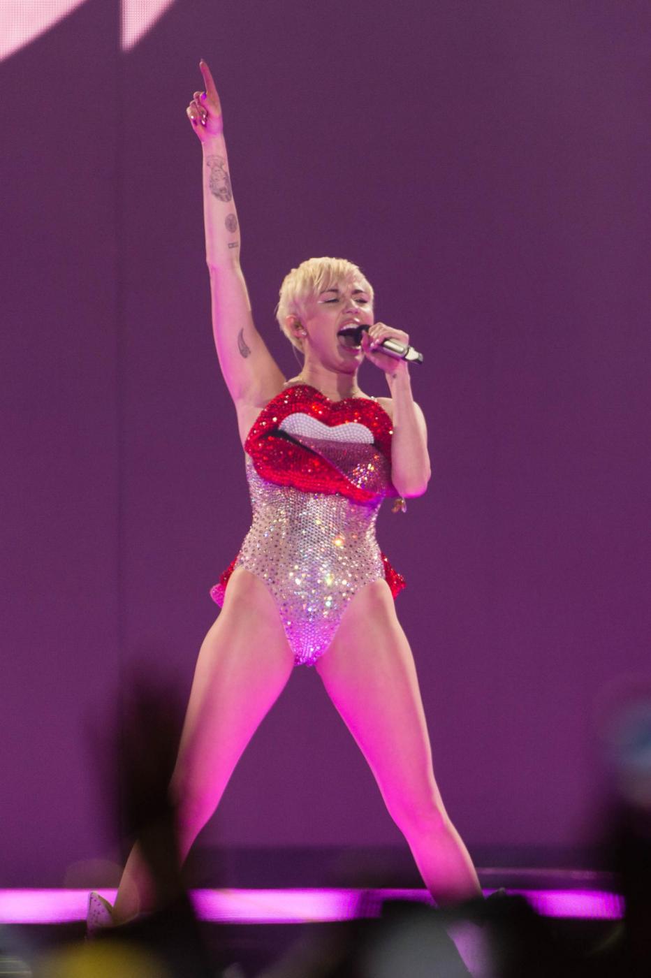Miley Cyrus sul palco a Londra: "Drogatevi","fumate erba", "datevi bacio gay"15