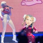 Miley Cyrus sul palco a Londra: "Drogatevi","fumate erba", "datevi bacio gay"14