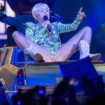 Miley Cyrus sul palco a Londra: "Drogatevi","fumate erba", "datevi bacio gay"11