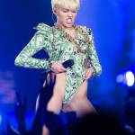 Miley Cyrus sul palco a Londra: "Drogatevi","fumate erba", "datevi bacio gay"10