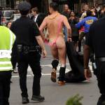 New York, uomo corre in perizoma rosa nei pressi del Metropolitan Museum04