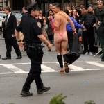 New York, uomo corre in perizoma rosa nei pressi del Metropolitan Museum03