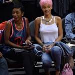 Rihanna, parrucca rosa shocking e canottiera senza reggiseno06