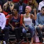 Rihanna, parrucca rosa shocking e canottiera senza reggiseno02