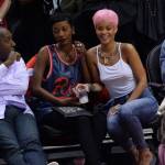 Rihanna, parrucca rosa shocking e canottiera senza reggiseno01