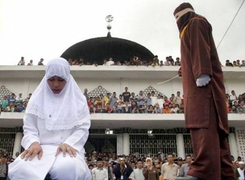 Indonesia, stuprata e fustigata: gogna pubblica per relazione con uomo sposato
