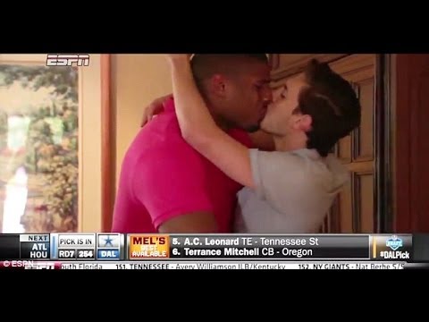 Il bacio appassionato di Sam, il primo gay dichiarato della Nfl