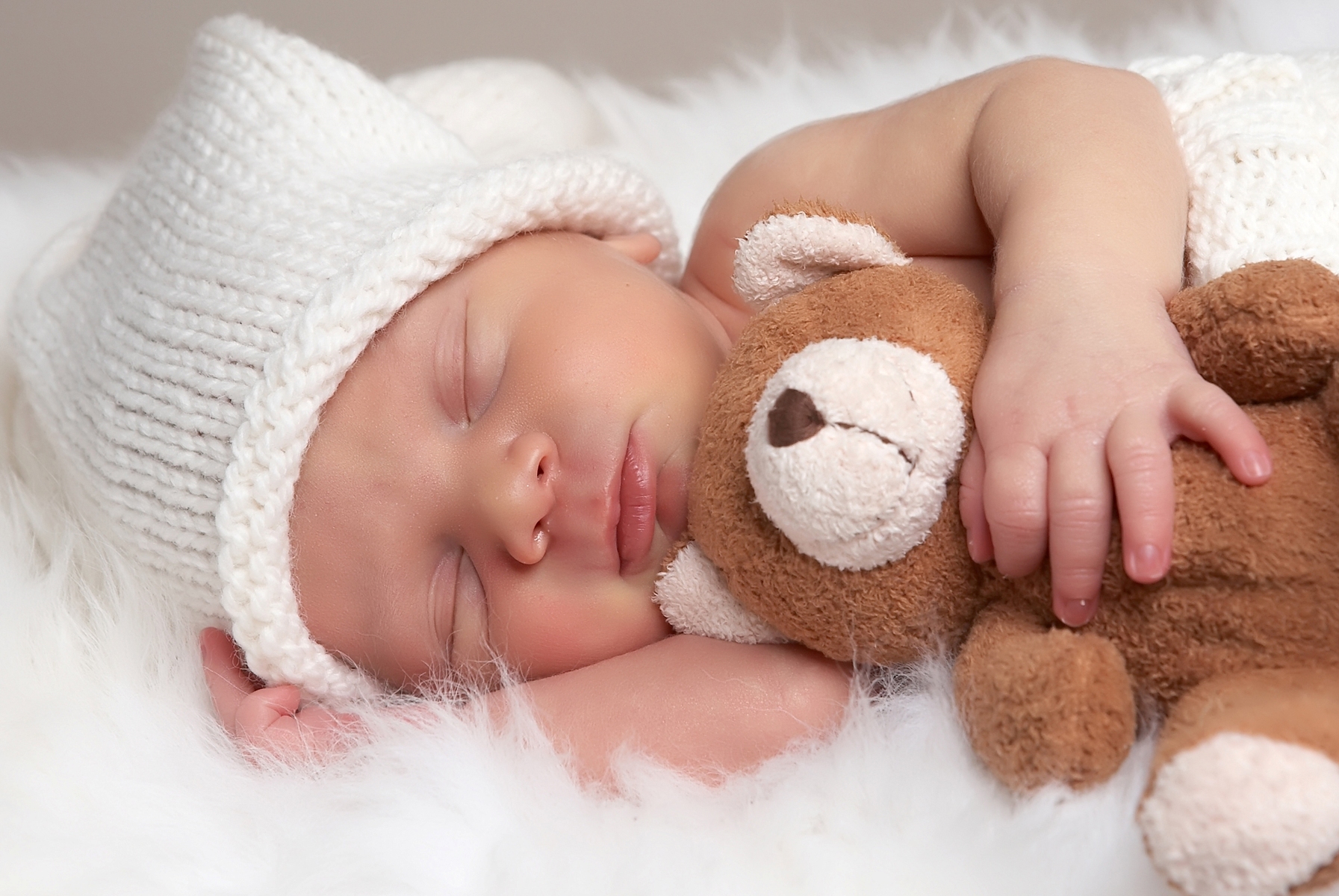Neonati, le carezze rafforzano il legame genitore-figlio