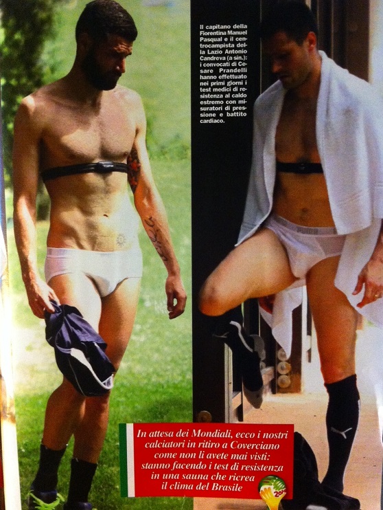 Il "pacco" dei giocatori della Nazionale nella sauna (foto)