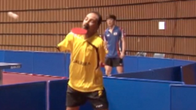 Ibrahim Hamato è amputato: gioca a ping pong tenendo la racchetta in bocca VIDEO