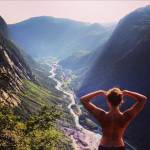 "Topless Tour": foto senza reggiseno e di spalle, nuova moda su Instagram 03