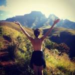 "Topless Tour": foto senza reggiseno e di spalle, nuova moda su Instagram 04