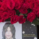 Michael Jackosn moriva 5 anni fa fan lo ricordano con fiori e biglietti13