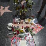 Michael Jackosn moriva 5 anni fa fan lo ricordano con fiori e biglietti11
