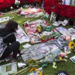 Michael Jackosn moriva 5 anni fa fan lo ricordano con fiori e biglietti07