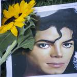 Michael Jackosn moriva 5 anni fa fan lo ricordano con fiori e biglietti06