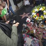 Michael Jackosn moriva 5 anni fa fan lo ricordano con fiori e biglietti02
