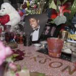 Michael Jackosn moriva 5 anni fa fan lo ricordano con fiori e biglietti01