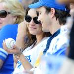 Mila Kunis col pancione alla partita: baci e coccole al compagno Ashton Kutcher13