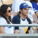Mila Kunis col pancione alla partita: baci e coccole al compagno Ashton Kutcher09