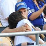 Mila Kunis col pancione alla partita: baci e coccole al compagno Ashton Kutcher08