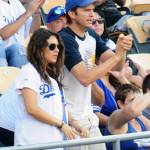 Mila Kunis col pancione alla partita: baci e coccole al compagno Ashton Kutcher06