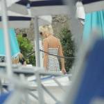 Pamela Anderson, passeggiata in spiaggia a Taormina4